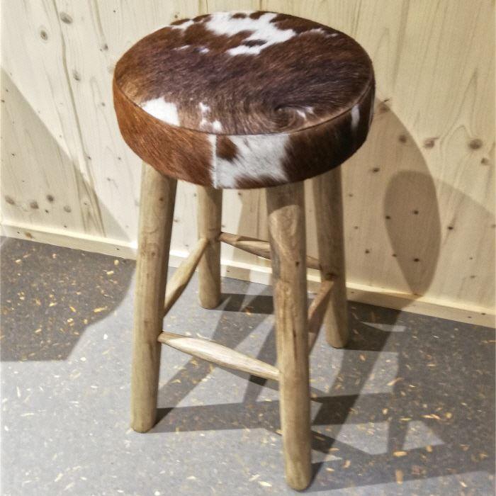 Barhocker mit Holzbeinen, echtes Rindsfell