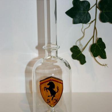 Glasflasche Geschenkflasche mit Sujet Ferrari-Wappen